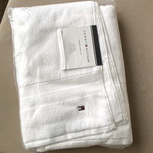 NWT Tommy Hilfiger Modern American Bath Towel, 30 x 54 inch, White